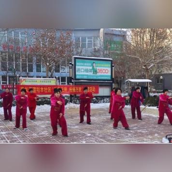 广场扇子舞，舞动健康快乐的旋律