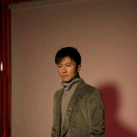 谢霆锋最新形象曝光，事业发展与新形象展现